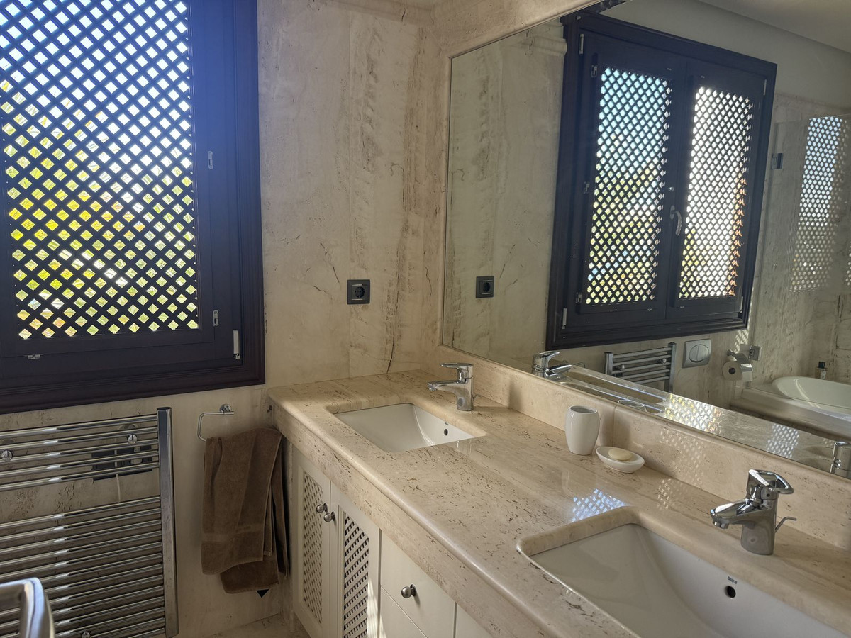 3 Bedroom Apartment for Sale in Estepona — view 10
