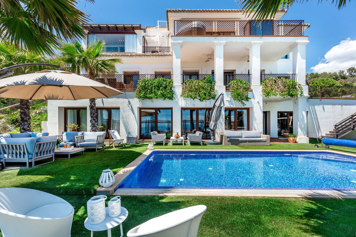 5 Bedroom Villa for Sale in Benahavís