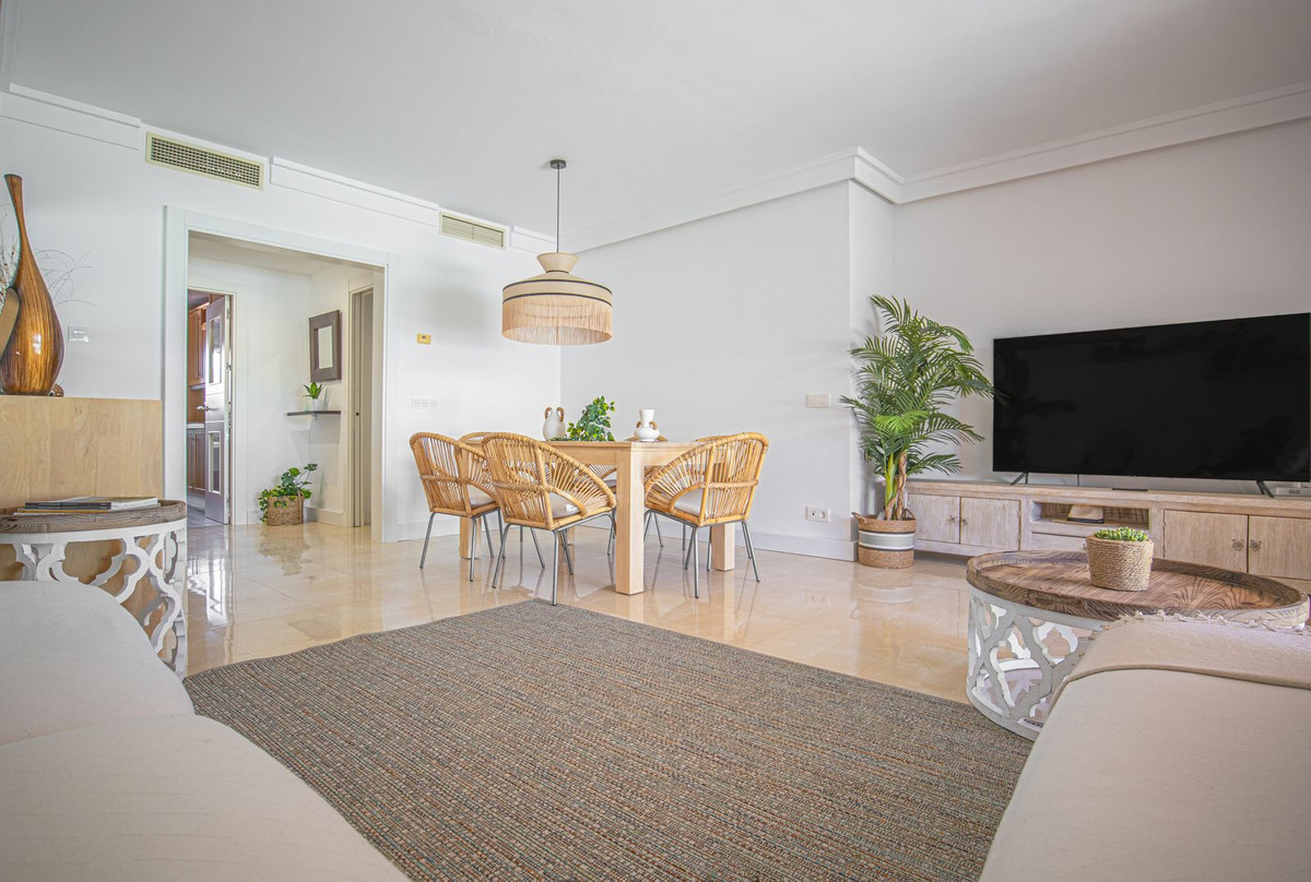 3 Bedroom Apartment for Sale in Estepona — view 10
