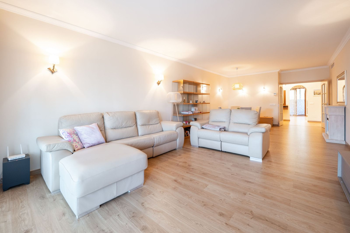 2 Bedroom Apartment for Sale in Puerto Banús — 2