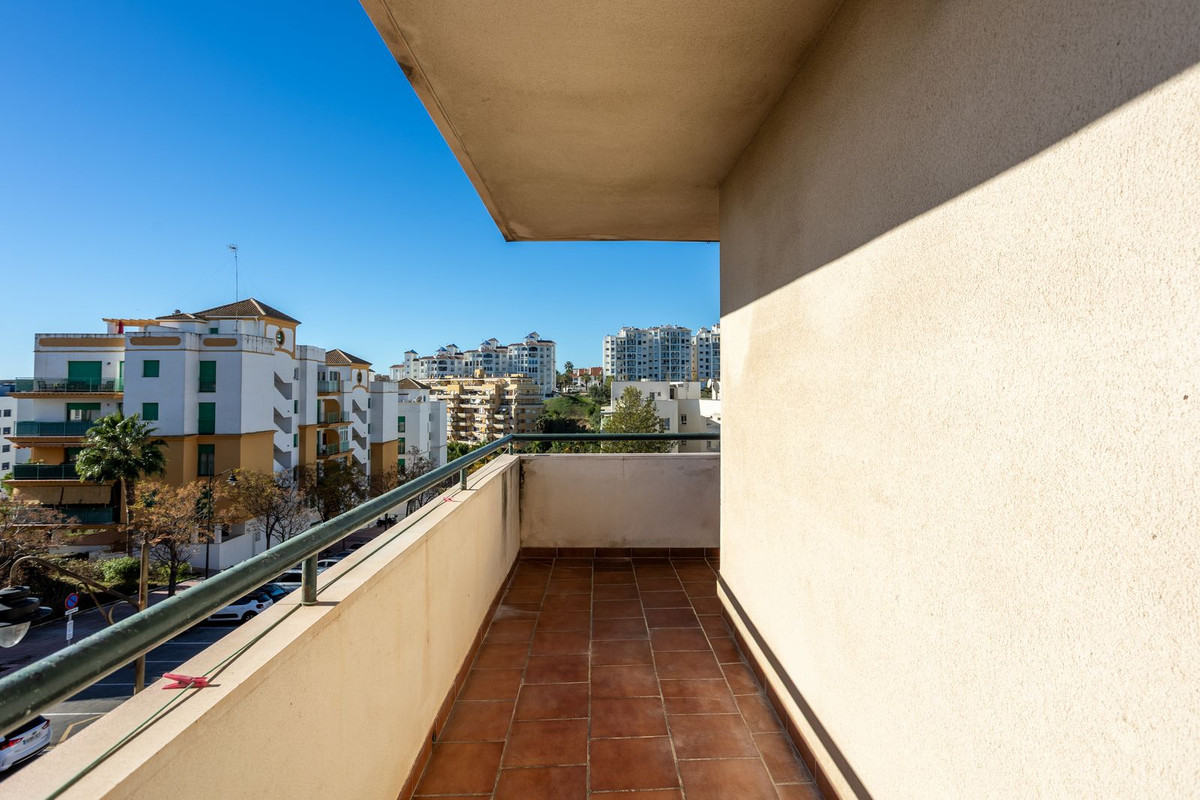 3 Bedroom Apartment for Sale in Estepona — 2