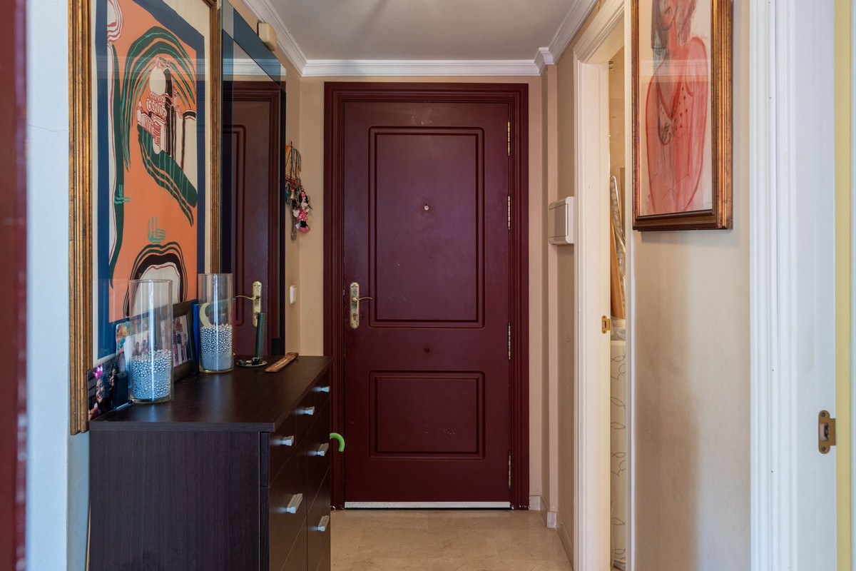 3 Bedroom Apartment for Sale in Estepona — view 10