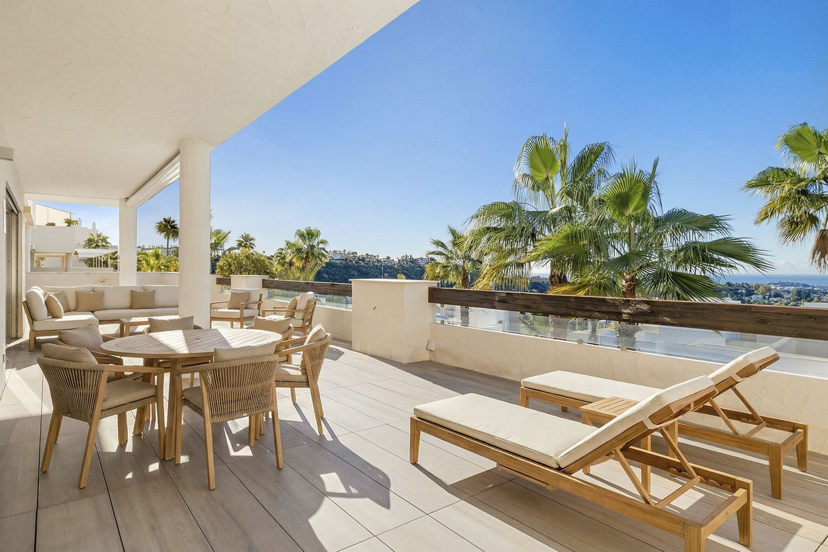 3 Bedroom Apartment for Sale in Benahavís — 2