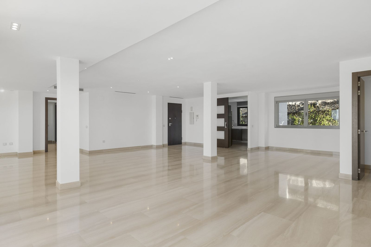 3 Bedroom Apartment for Sale in Benahavís — 5