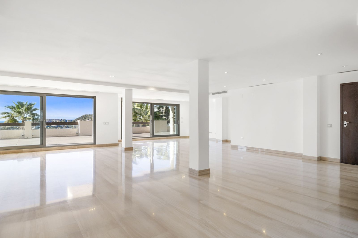 3 Bedroom Apartment for Sale in Benahavís — 6