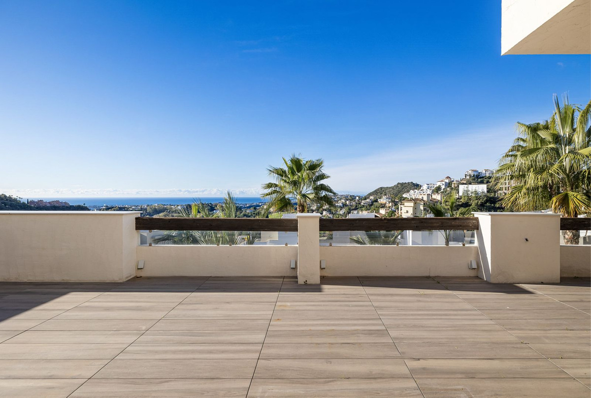 3 Bedroom Apartment for Sale in Benahavís — view 10
