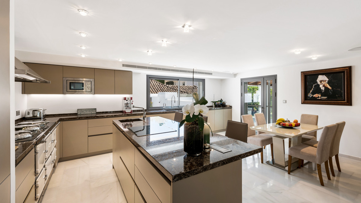 6 Bedroom Villa for Sale in Nueva Andalucía — view 11