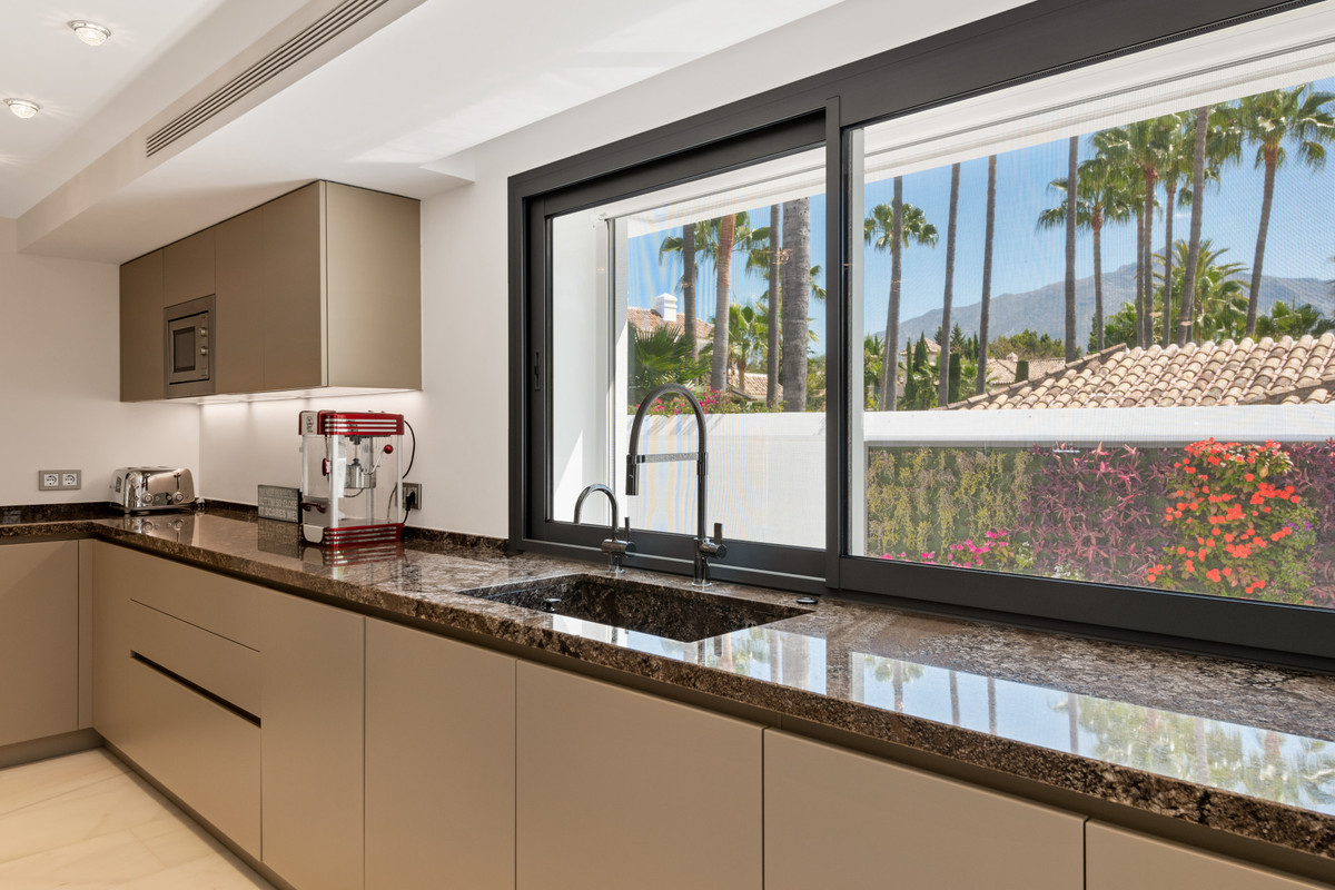 6 Bedroom Villa for Sale in Nueva Andalucía — view 12