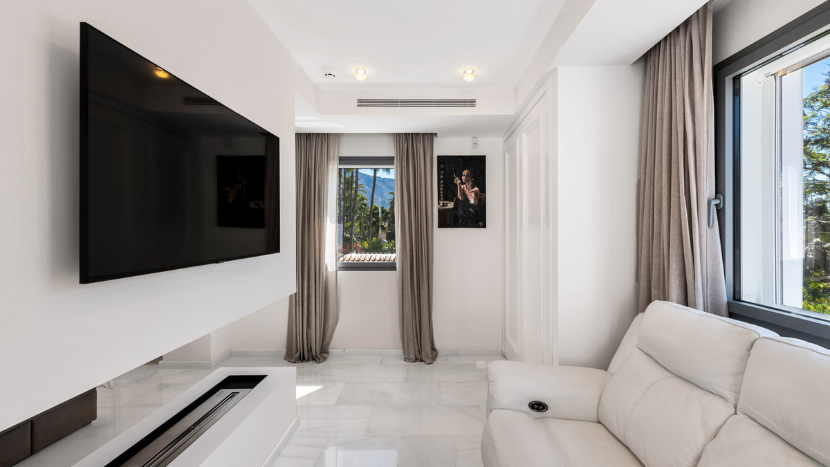 6 Bedroom Villa for Sale in Nueva Andalucía — view 13