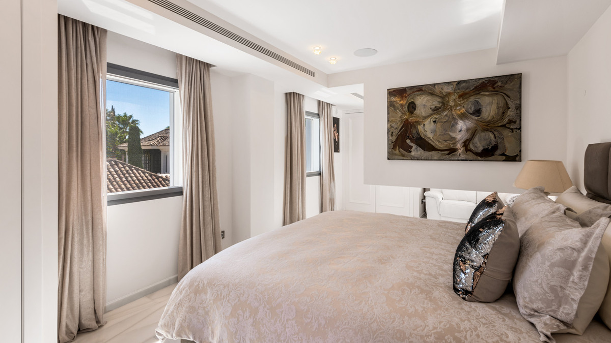 6 Bedroom Villa for Sale in Nueva Andalucía — view 16