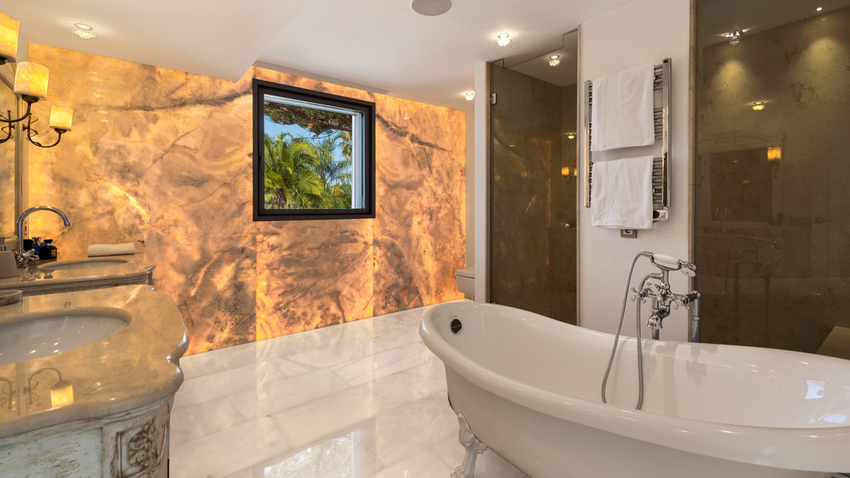 6 Bedroom Villa for Sale in Nueva Andalucía — view 17