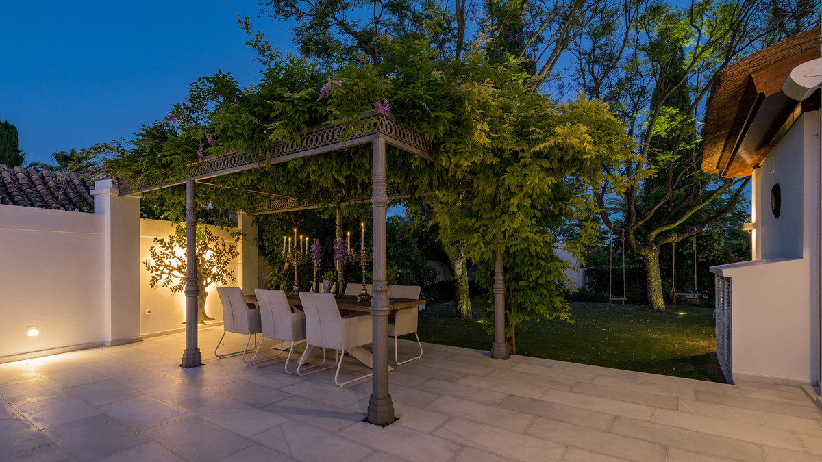 6 Bedroom Villa for Sale in Nueva Andalucía — view 18