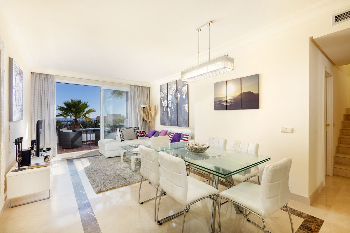 3 Bedroom Apartment for Sale in Benahavís — view 10
