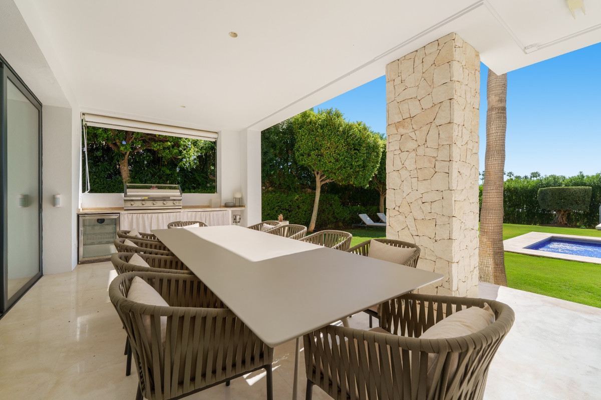 6 Bedroom Villa for Sale in Nueva Andalucía — view 11