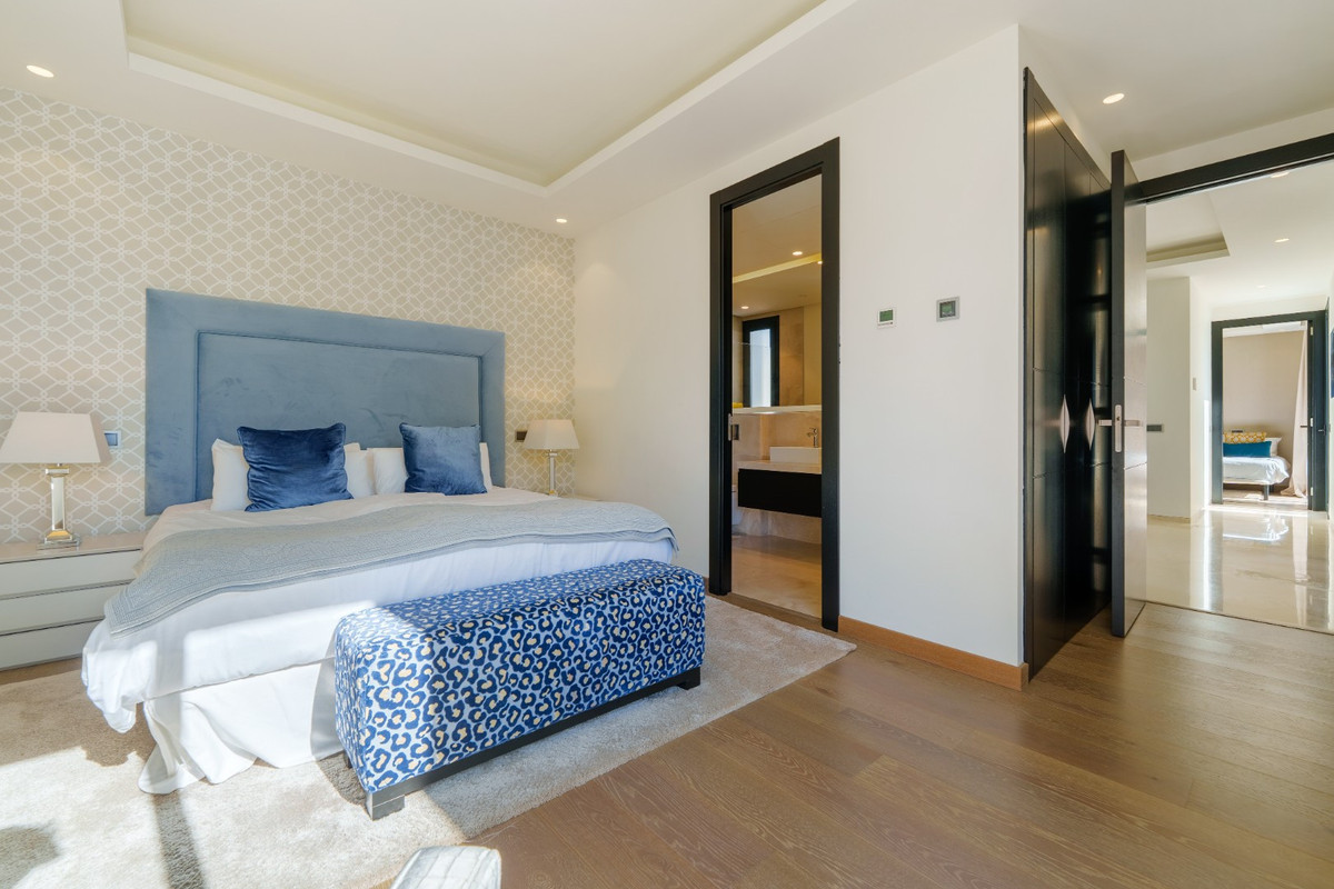 6 Bedroom Villa for Sale in Nueva Andalucía — view 12