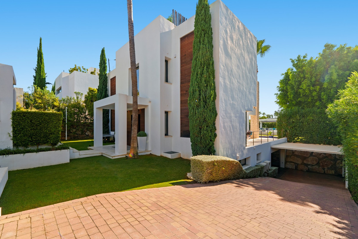 6 Bedroom Villa for Sale in Nueva Andalucía — view 13