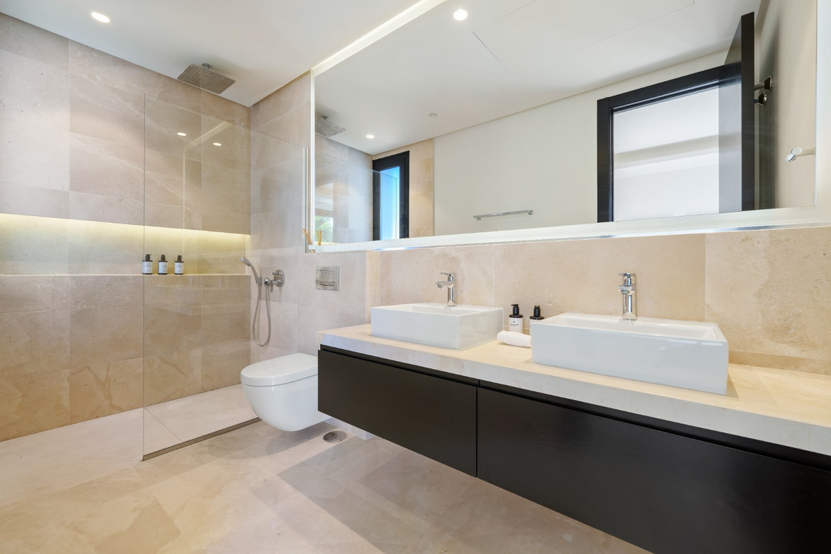 6 Bedroom Villa for Sale in Nueva Andalucía — view 14