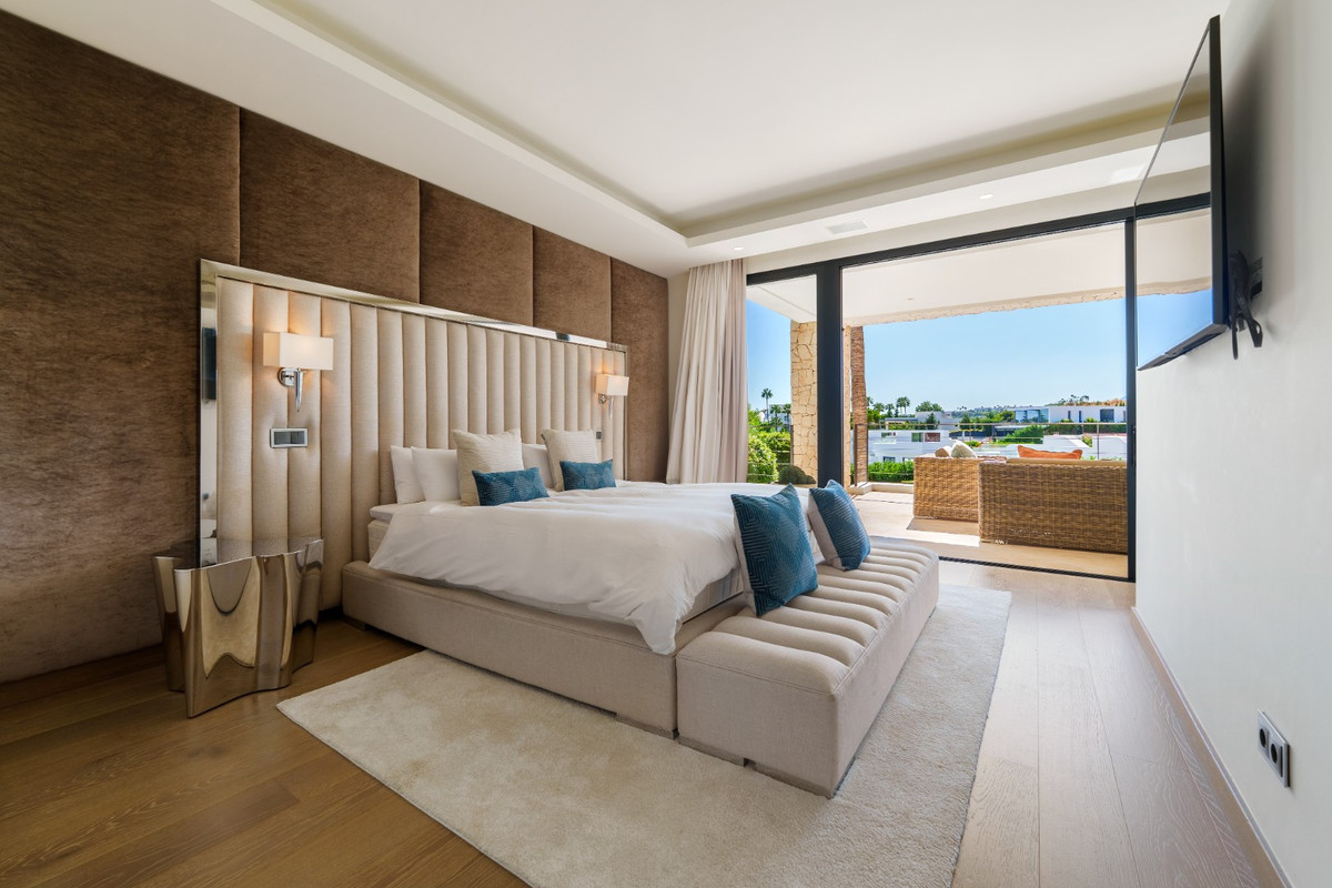 6 Bedroom Villa for Sale in Nueva Andalucía — view 15