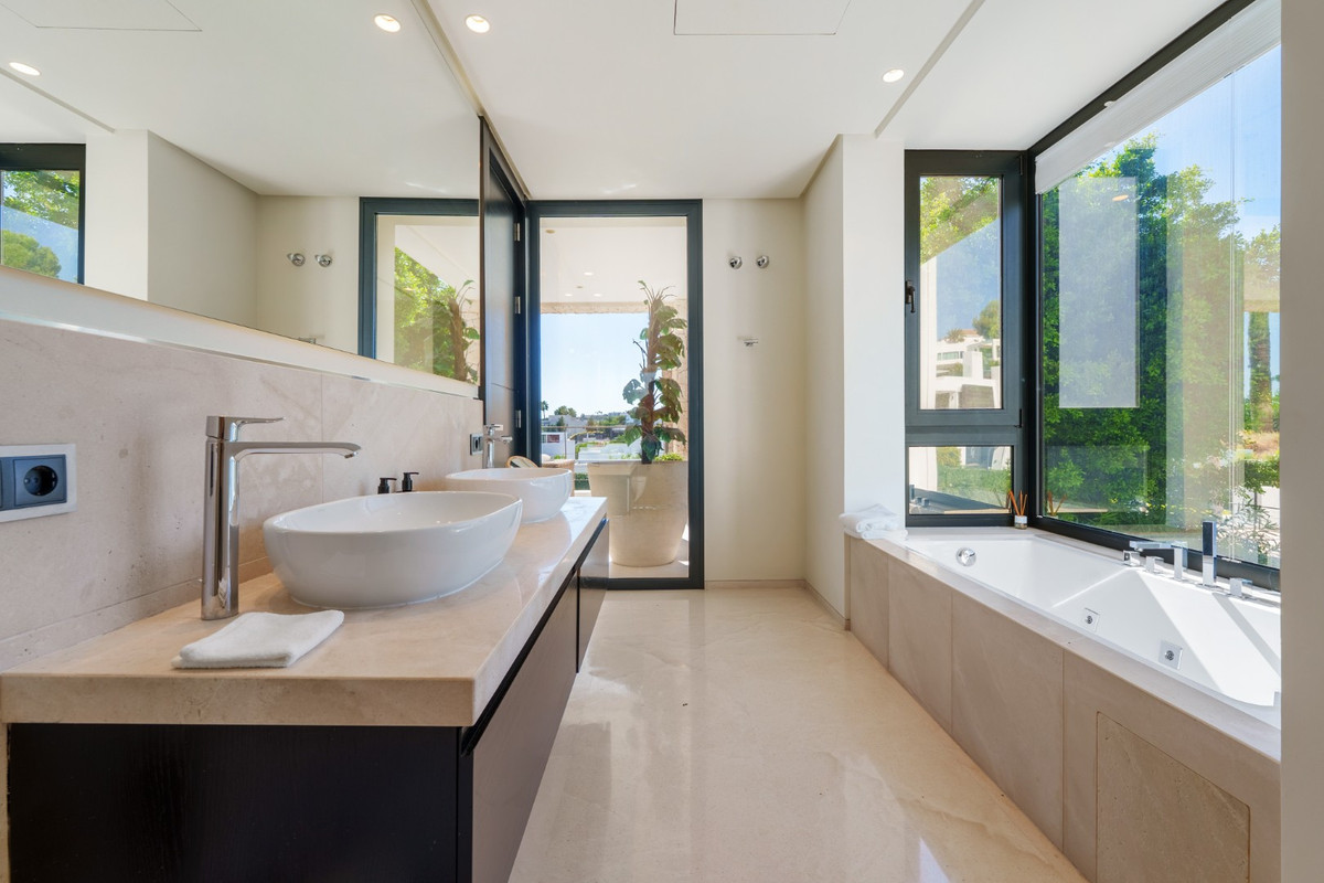 6 Bedroom Villa for Sale in Nueva Andalucía — view 16