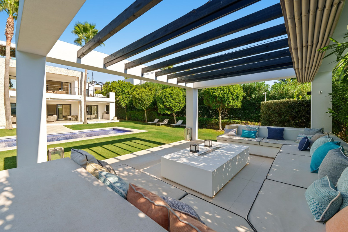 6 Bedroom Villa for Sale in Nueva Andalucía — view 18