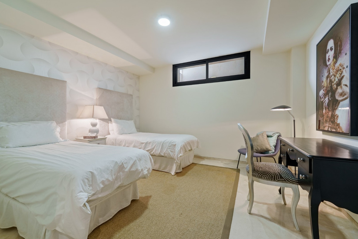 6 Bedroom Villa for Sale in Nueva Andalucía — view 20