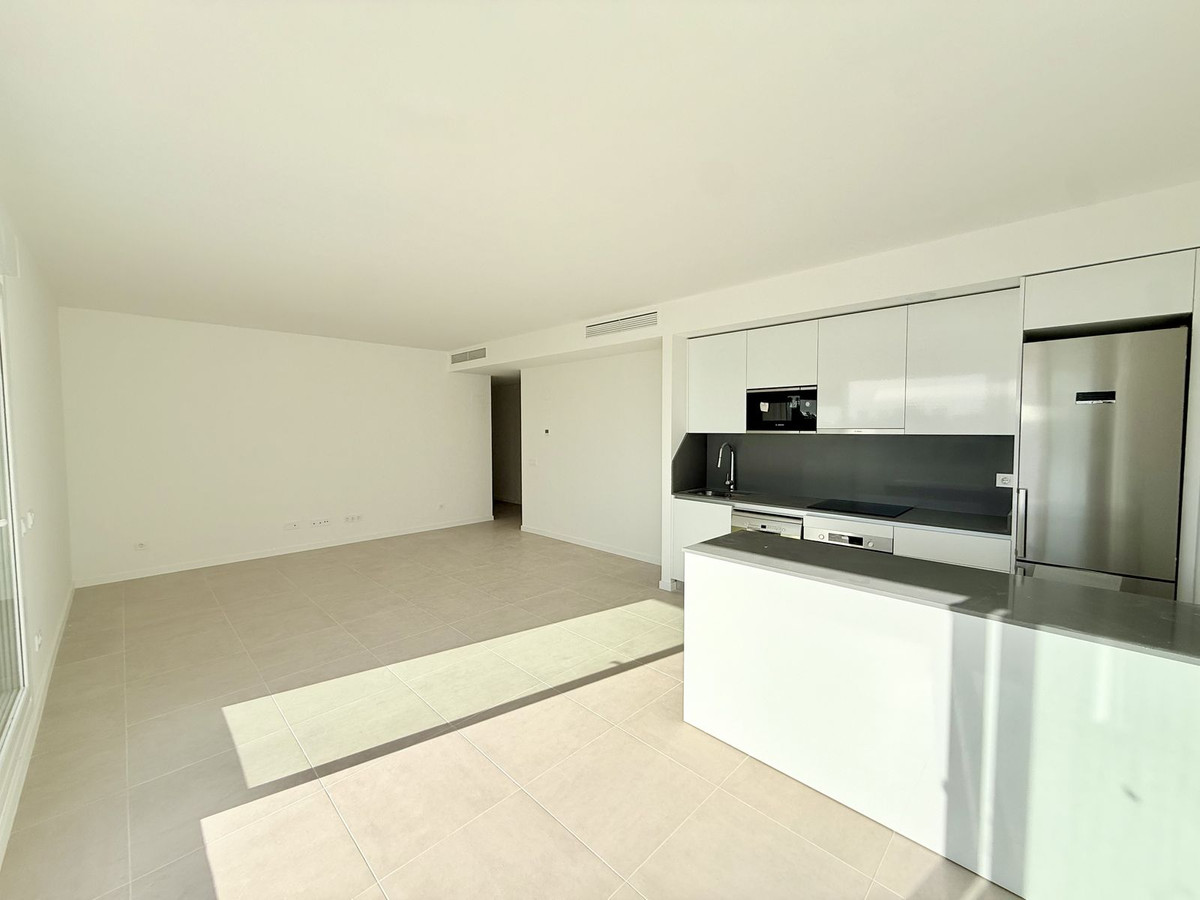 4 Bedroom Apartment for Sale in Estepona — 9