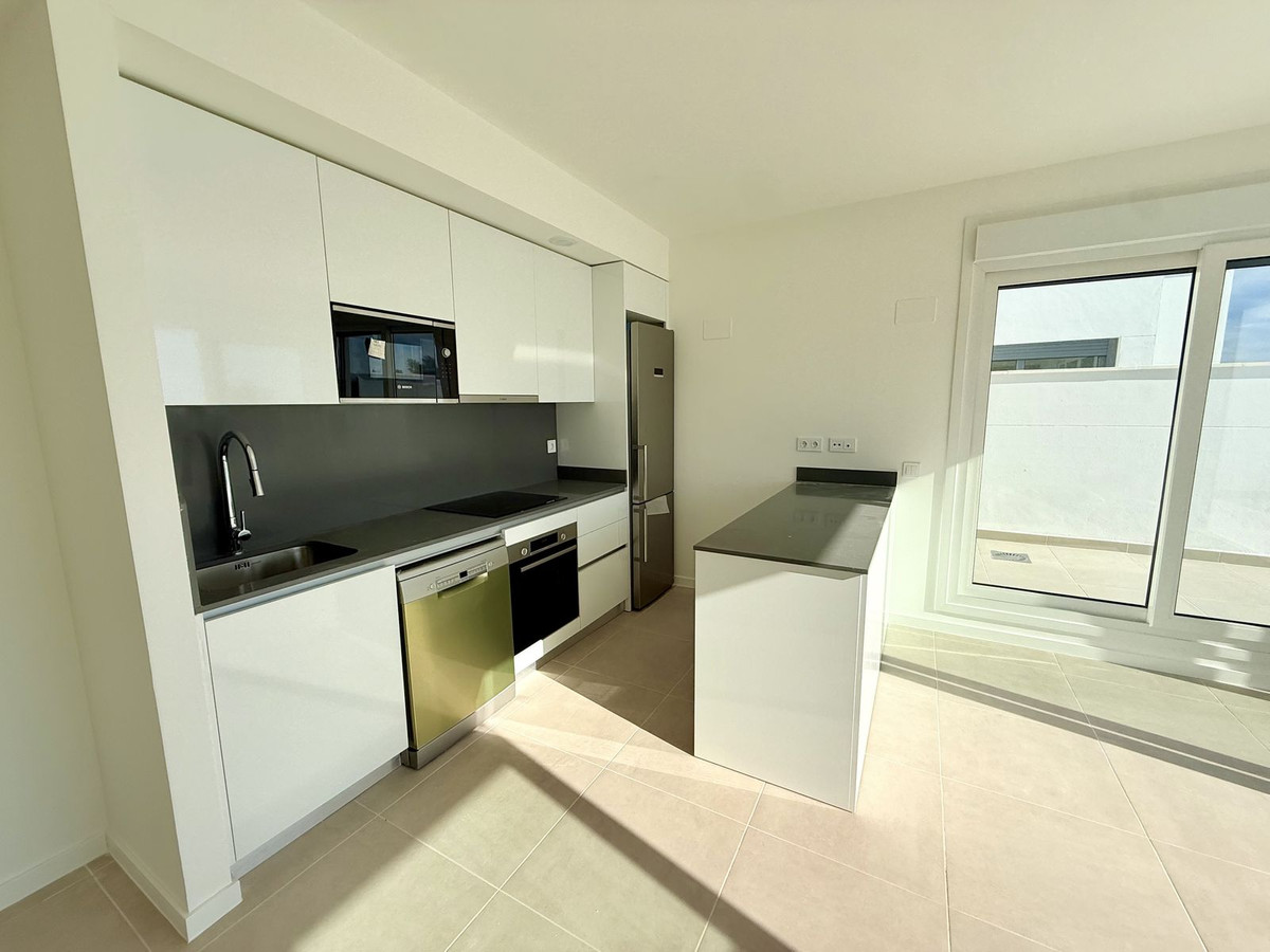 4 Bedroom Apartment for Sale in Estepona — view 10