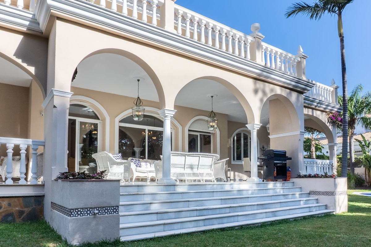 5 Bedroom Villa for Sale in New Golden Mile