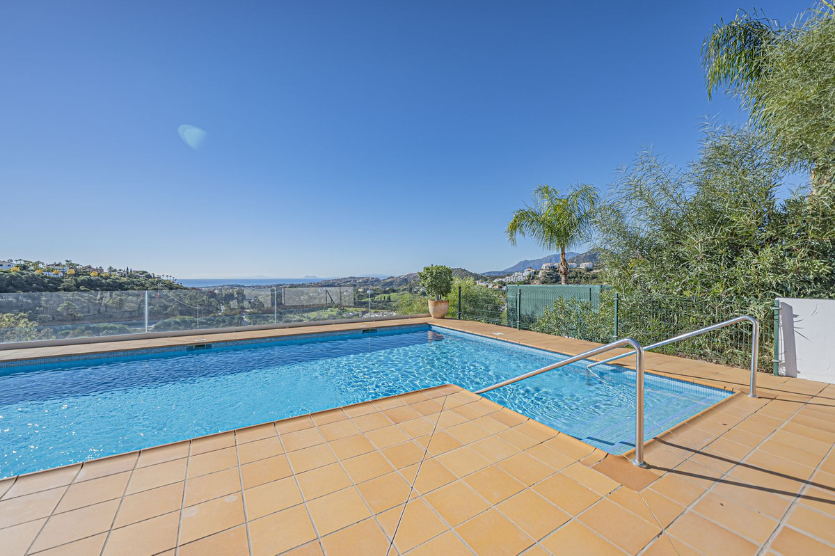 2 Bedroom Apartment for Sale in Benahavís — 2