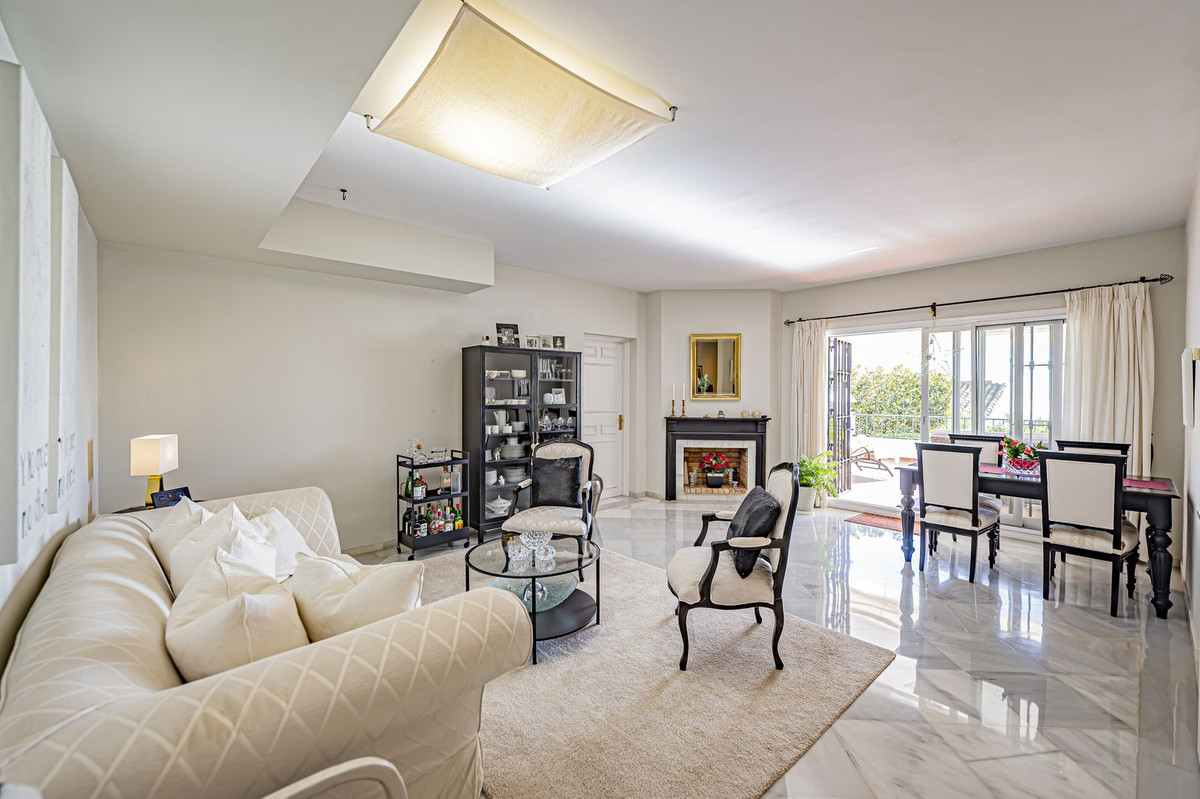 2 Bedroom Apartment for Sale in Benahavís — 4