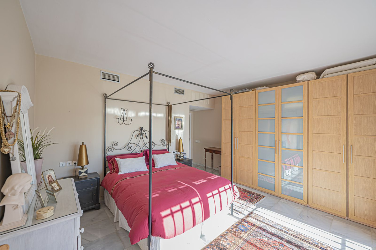 2 Bedroom Apartment for Sale in Benahavís — 5