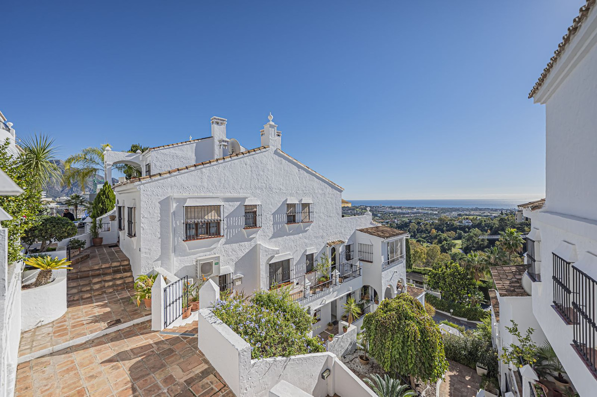 2 Bedroom Apartment for Sale in Benahavís — 6
