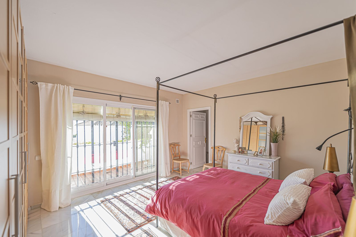 2 Bedroom Apartment for Sale in Benahavís — 8