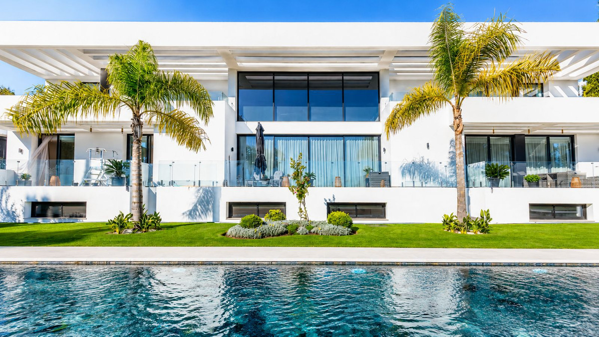 5 Bedroom Villa for Sale in El Paraiso — 2