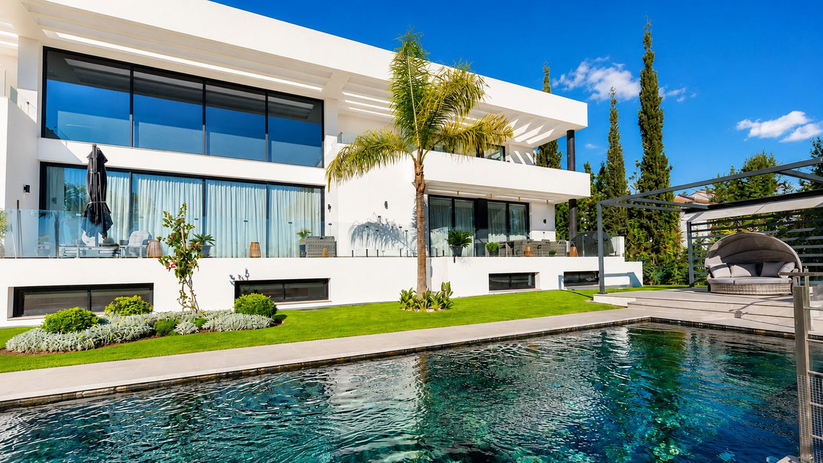 5 Bedroom Villa for Sale in El Paraiso — 3