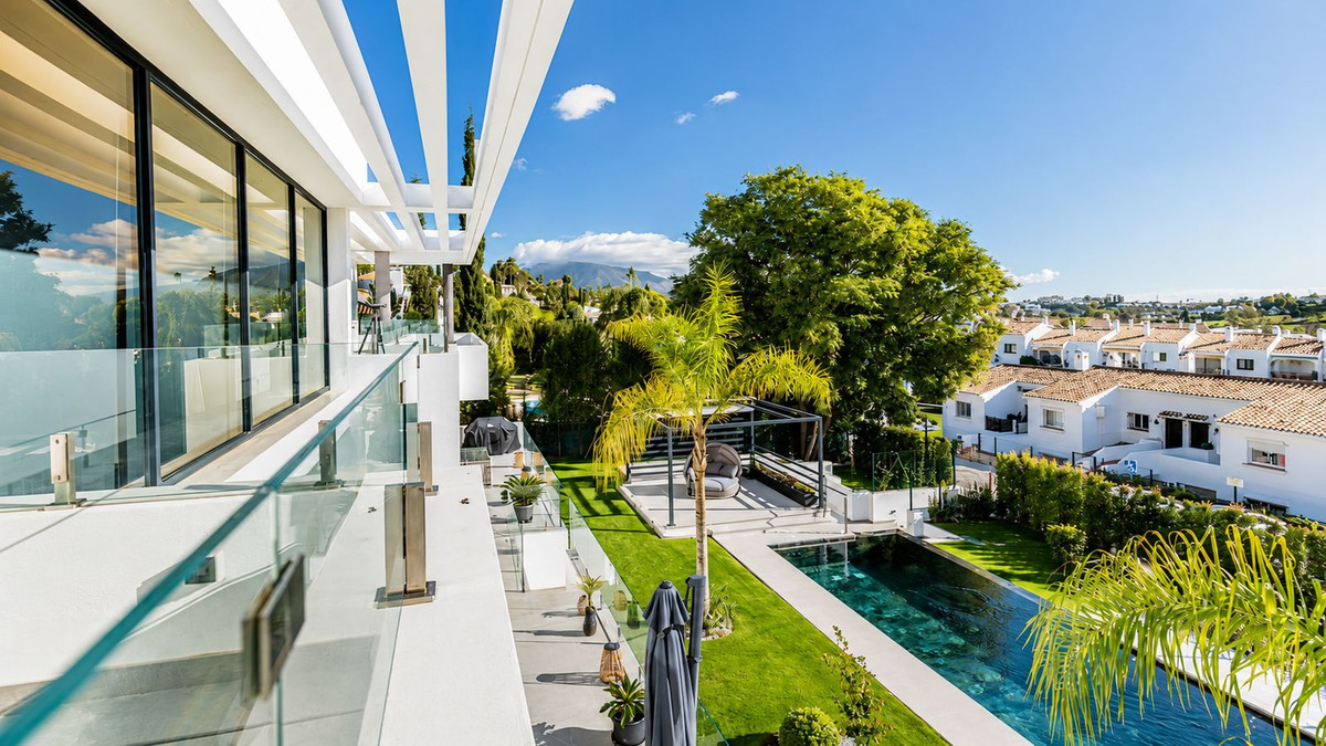 5 Bedroom Villa for Sale in El Paraiso — 4