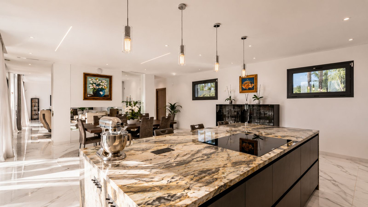 5 Bedroom Villa for Sale in El Paraiso — 9