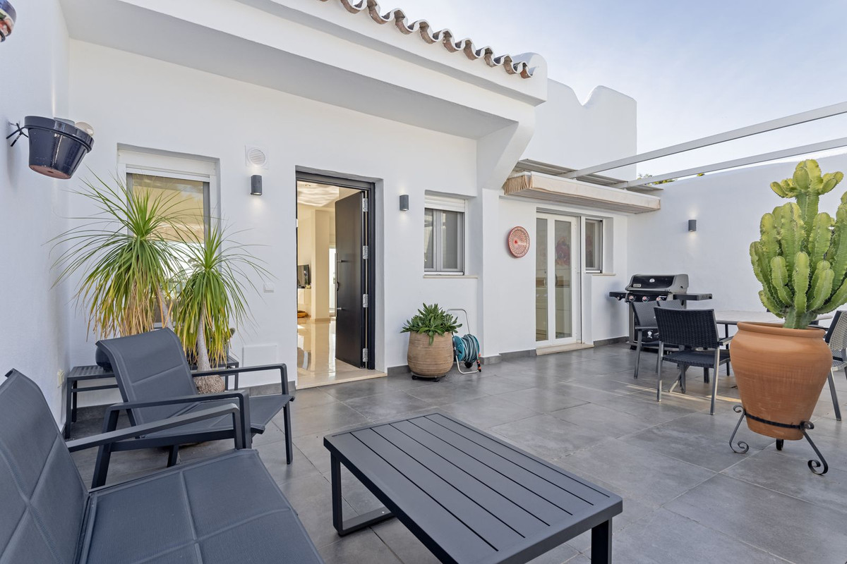 4 Bedroom Villa for Sale in Nueva Andalucía — 3