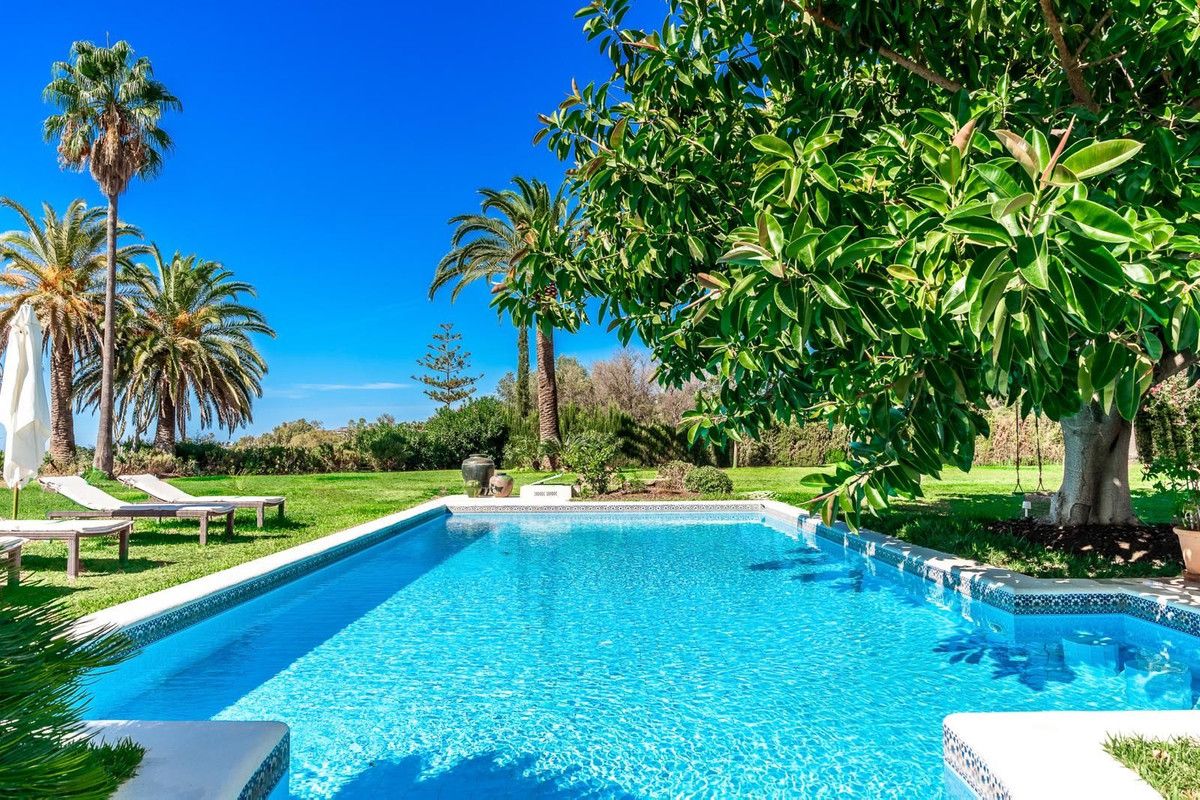 4 Bedroom Villa for Sale in Benahavís — 2