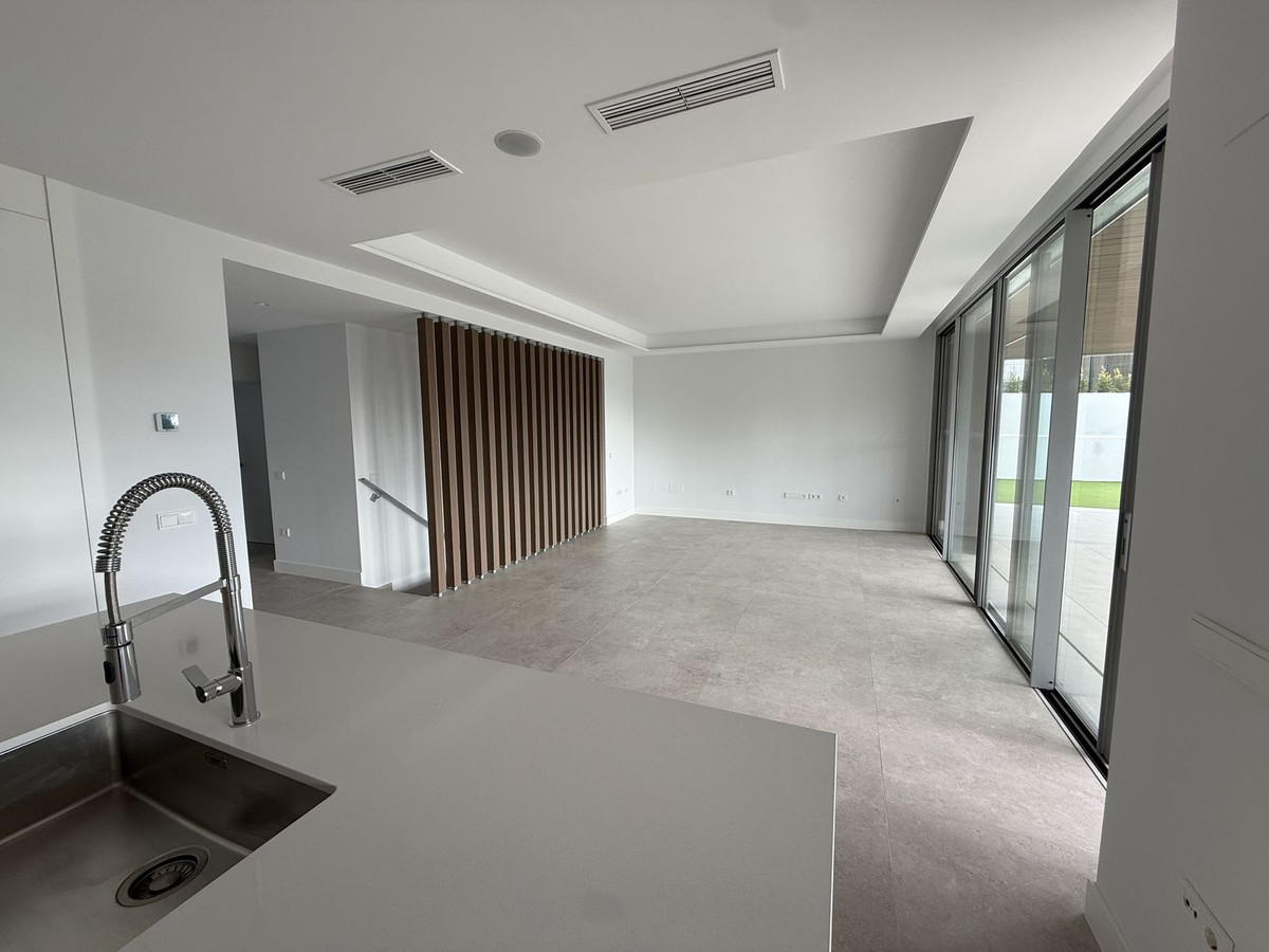 4 Bedroom Apartment for Sale in Marbella — 7