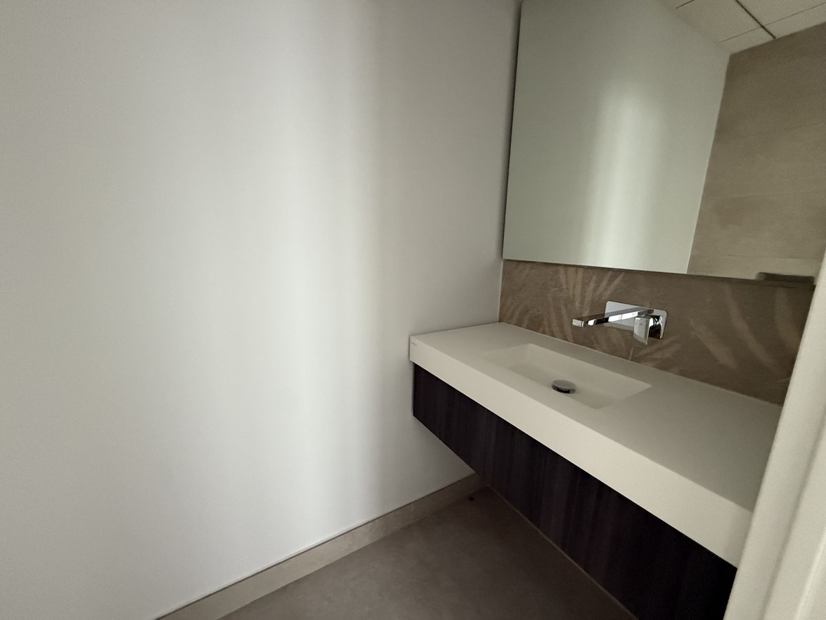 4 Bedroom Apartment for Sale in Marbella — view 10