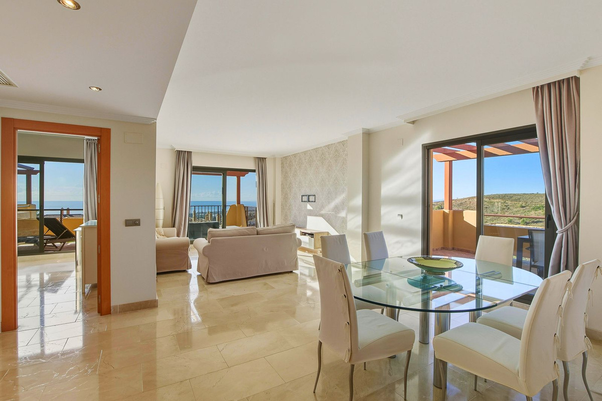 2 Bedroom Apartment for Sale in Benahavís — 3