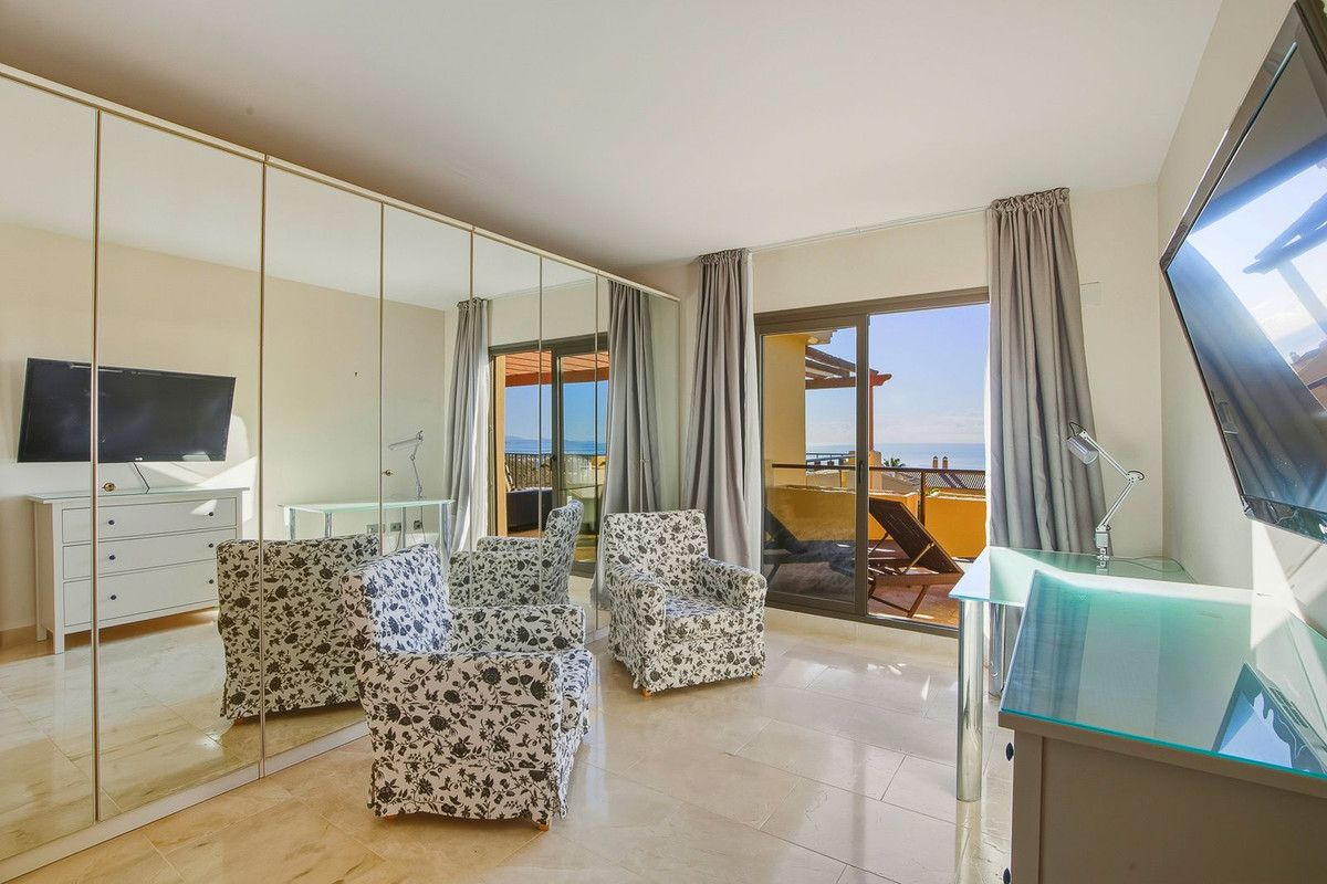 2 Bedroom Apartment for Sale in Benahavís — 4
