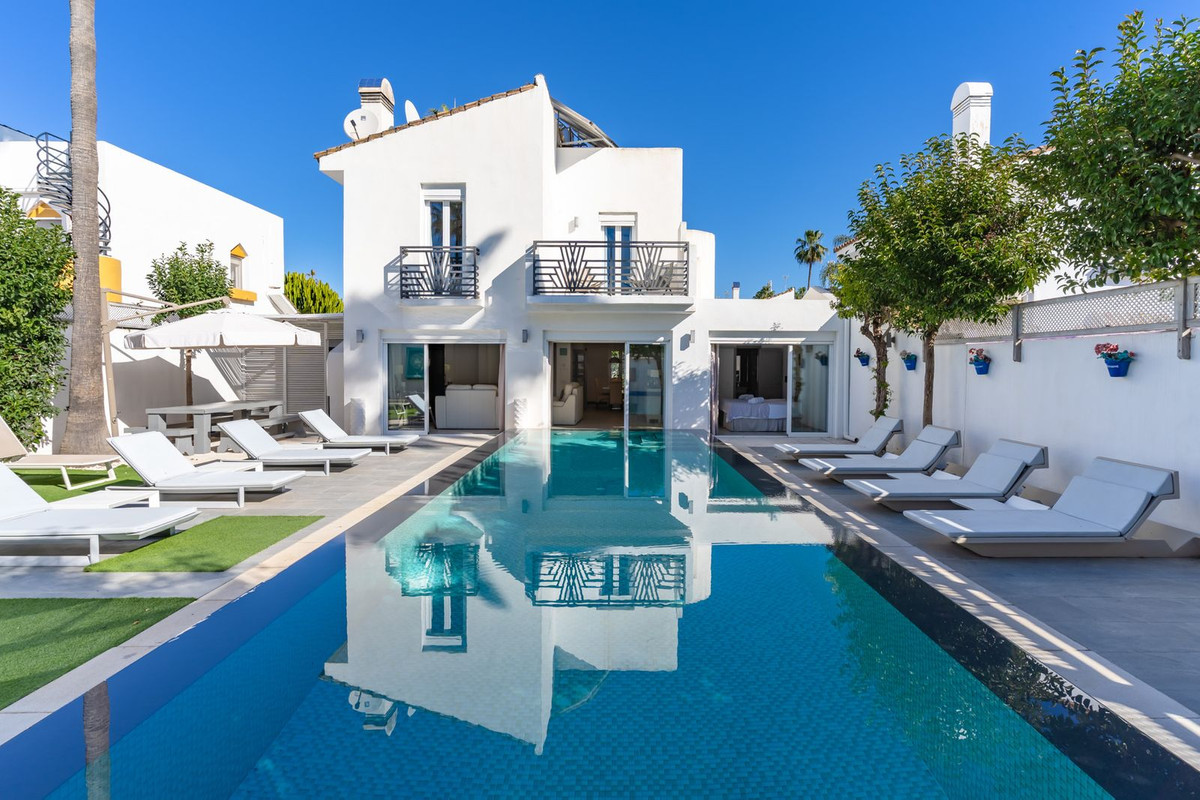 5 Bedroom Villa for Sale in Estepona