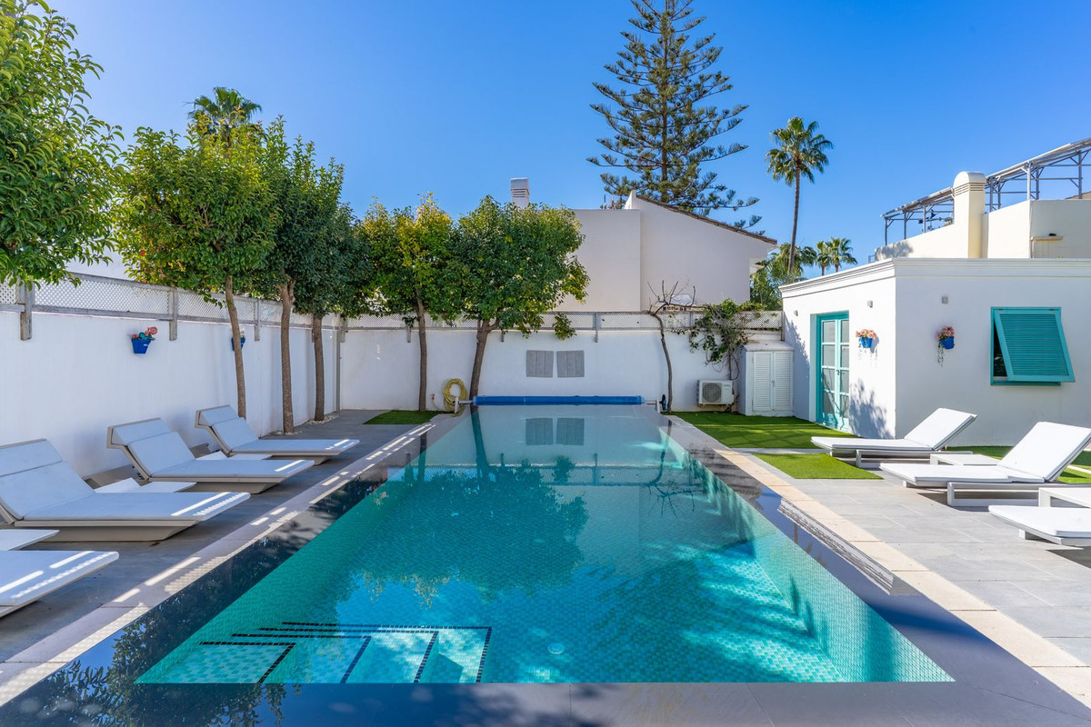 5 Bedroom Villa for Sale in Estepona — 2