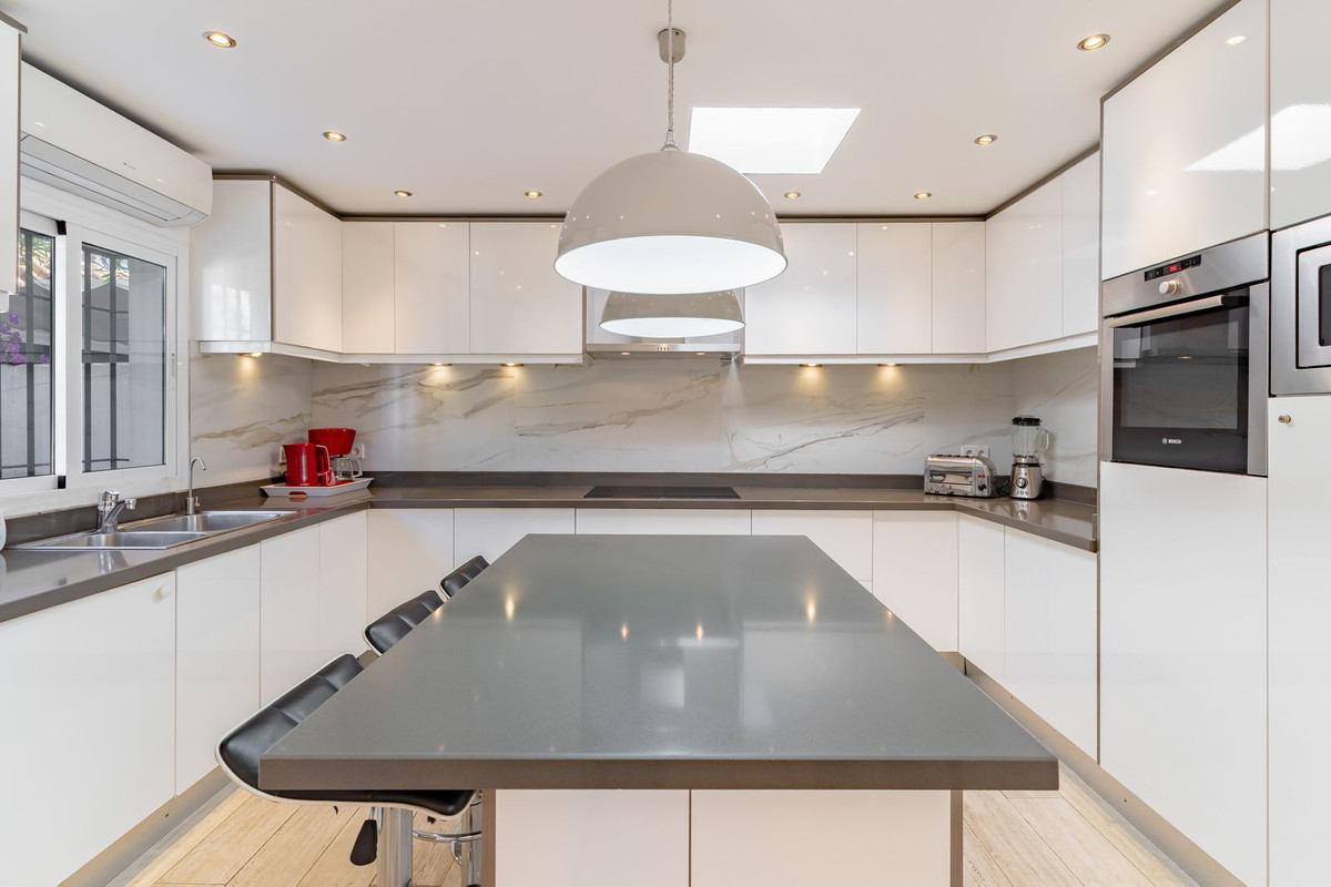 5 Bedroom Villa for Sale in Estepona — 9