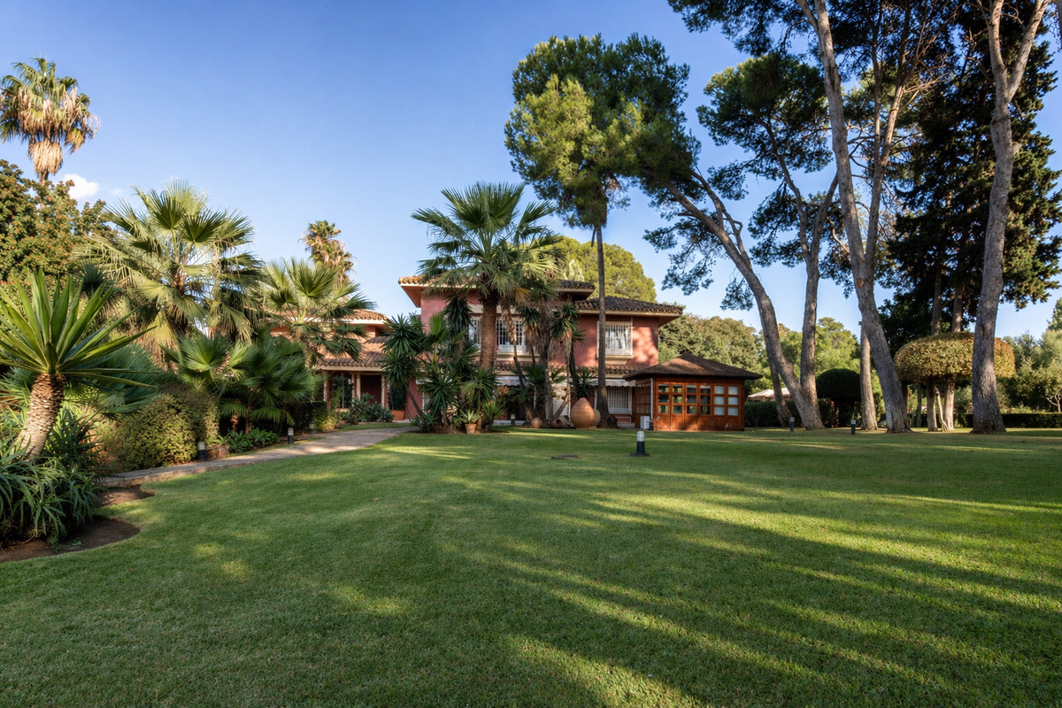 5 Bedroom Villa for Sale in Guadalmina Baja — view 14