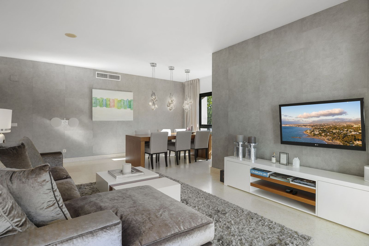 2 Bedroom Apartment for Sale in Benahavís — 4