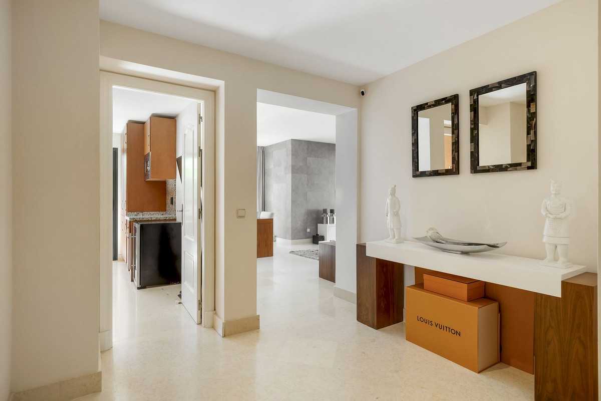 2 Bedroom Apartment for Sale in Benahavís — 7