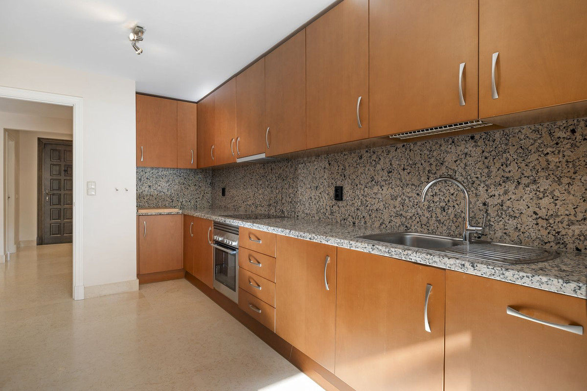 2 Bedroom Apartment for Sale in Benahavís — view 10